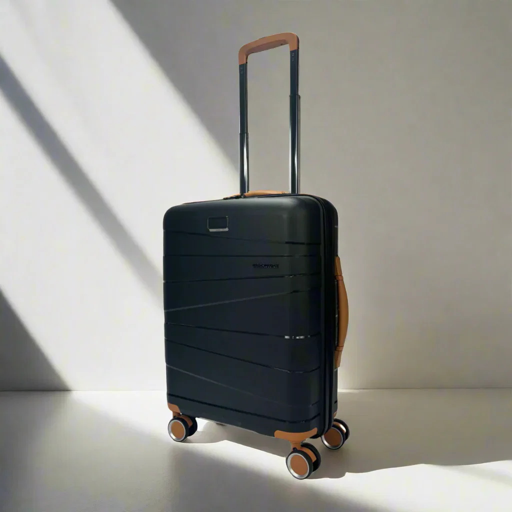 Lieber's Luggage Legacy Expandable 21" Hardside Carry-On Spinner - Black - Image 3